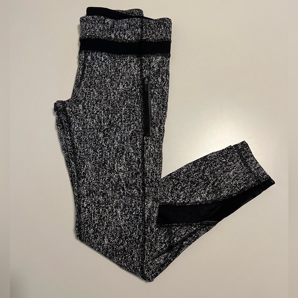 Lululemon | Inspire Tight II | Size 6 - Picture 4 of 11